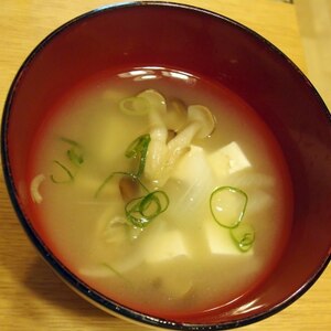 ＊今日のお味噌汁＊しめじ・新玉ねぎ・豆腐